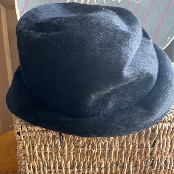 Vintage Black soft fur hat with cool hat pin - Picture 3 of 6